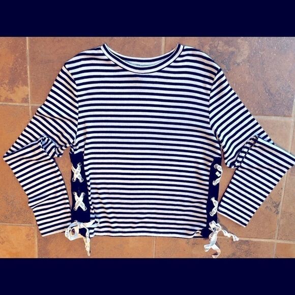 NEW DIVIDED LIGHTWEIGHT CRISS-CROSS TIE SWEATER M - Picture 1 of 11